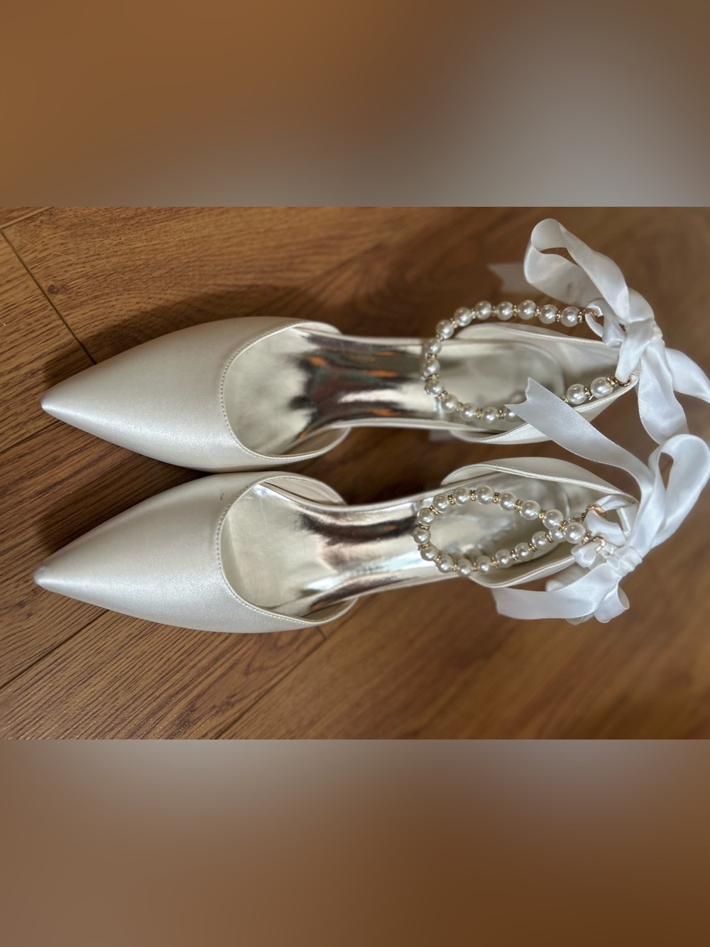 Elegant Pearl-Anklet Satin Bridal Pumps in Ivory